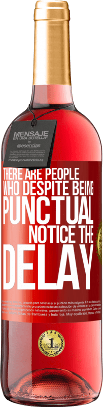 29,95 € Бесплатная доставка | Розовое вино Издание ROSÉ Есть люди, которые, несмотря на пунктуальность, замечают задержку Красная метка. Настраиваемая этикетка Молодое вино Урожай 2025 Tempranillo
