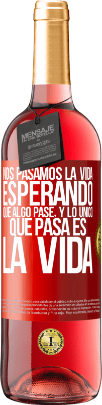 29,95 € | Vino Rosado Edición ROSÉ Nos pasamos la vida esperando que algo pase, y lo único que pasa es la vida Etiqueta Roja. Etiqueta personalizable Vino joven Cosecha 2024 Tempranillo