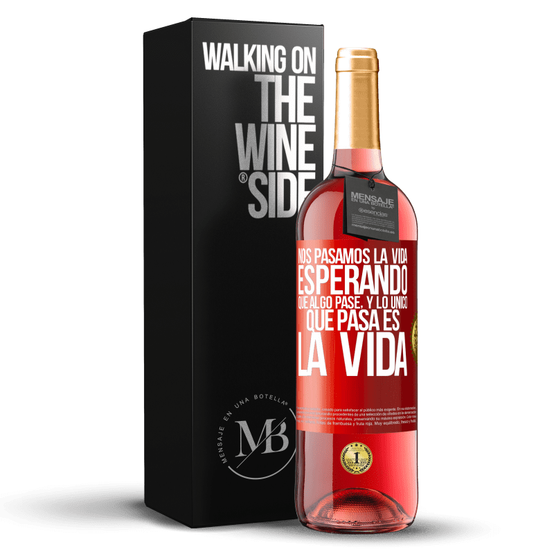 29,95 € Envío gratis | Vino Rosado Edición ROSÉ Nos pasamos la vida esperando que algo pase, y lo único que pasa es la vida Etiqueta Roja. Etiqueta personalizable Vino joven Cosecha 2024 Tempranillo