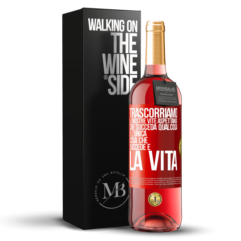 29,95 € Spedizione Gratuita | Vino rosato Edizione ROSÉ Trascorriamo le nostre vite aspettando che succeda qualcosa e l'unica cosa che succede è la vita Etichetta Rossa. Etichetta personalizzabile Vino giovane Raccogliere 2024 Tempranillo