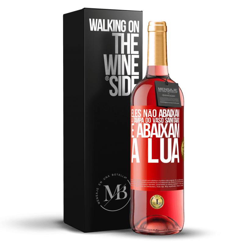 29,95 € Envio grátis | Vinho rosé Edição ROSÉ Eles não abaixam a tampa do vaso sanitário e abaixam a lua Etiqueta Vermelha. Etiqueta personalizável Vinho jovem Colheita 2024 Tempranillo