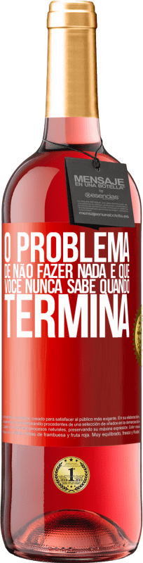 29,95 € | Vinho rosé Edição ROSÉ O problema de não fazer nada é que você nunca sabe quando termina Etiqueta Vermelha. Etiqueta personalizável Vinho jovem Colheita 2024 Tempranillo