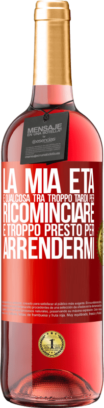 29,95 € | Vino rosato Edizione ROSÉ La mia età è qualcosa tra ... Troppo tardi per ricominciare e ... troppo presto per arrendermi Etichetta Rossa. Etichetta personalizzabile Vino giovane Raccogliere 2025 Tempranillo