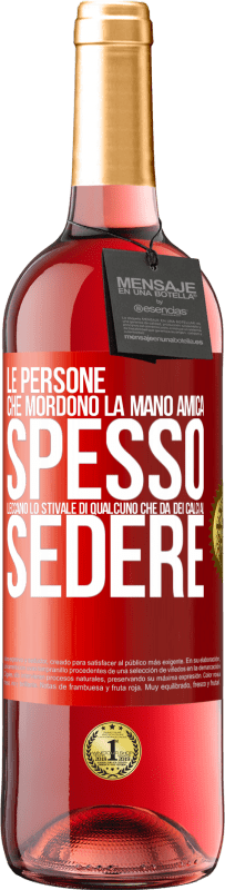 29,95 € | Vino rosato Edizione ROSÉ Le persone che mordono la mano amica, spesso leccano lo stivale di qualcuno che dà dei calci al sedere Etichetta Rossa. Etichetta personalizzabile Vino giovane Raccogliere 2024 Tempranillo