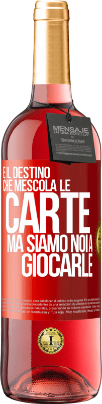 29,95 € | Vino rosato Edizione ROSÉ È il destino che mescola le carte, ma siamo noi a giocarle Etichetta Rossa. Etichetta personalizzabile Vino giovane Raccogliere 2025 Tempranillo