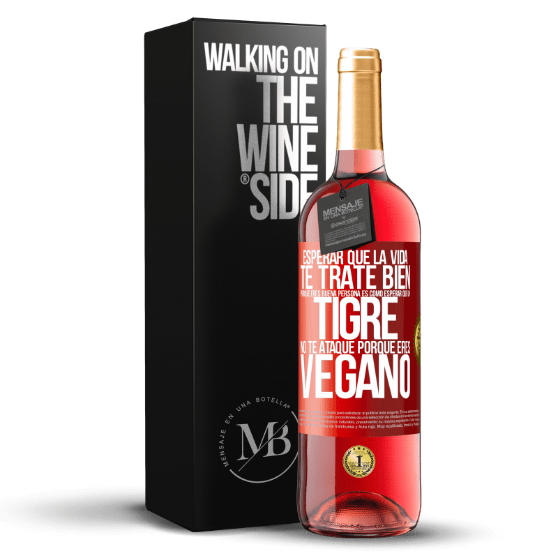 29,95 € Envío gratis | Vino Rosado Edición ROSÉ Esperar que la vida te trate bien porque eres buena persona es como esperar que un tigre no te ataque porque eres vegano Etiqueta Roja. Etiqueta personalizable Vino joven Cosecha 2024 Tempranillo