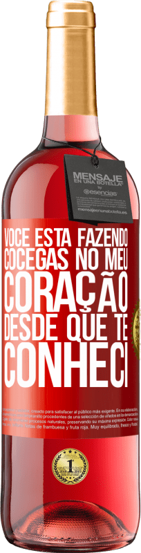 29,95 € Envio grátis | Vinho rosé Edição ROSÉ Você está fazendo cócegas no meu coração desde que te conheci Etiqueta Vermelha. Etiqueta personalizável Vinho jovem Colheita 2025 Tempranillo