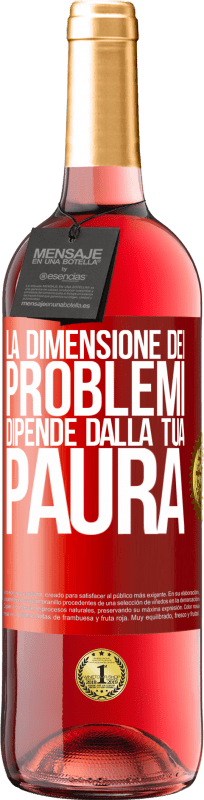 Spedizione Gratuita | Vino rosato Edizione ROSÉ La dimensione dei problemi dipende dalla tua paura Etichetta Rossa. Etichetta personalizzabile Vino giovane Raccogliere 2023 Tempranillo