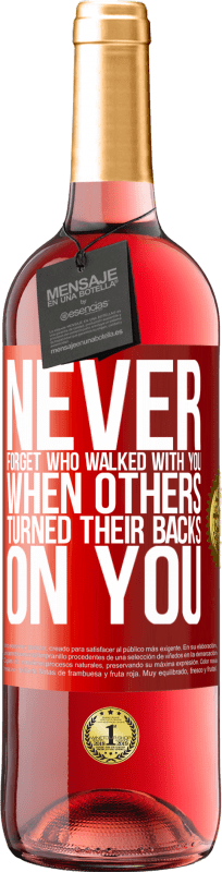 29,95 € | Rosé Wine ROSÉ Edition Never forget who walked with you when others turned their backs on you Red Label. Customizable label Young wine Harvest 2023 Tempranillo