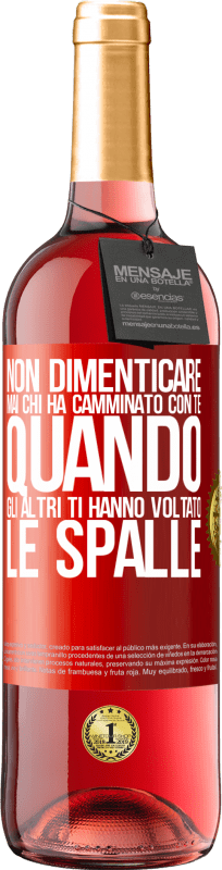 29,95 € Spedizione Gratuita | Vino rosato Edizione ROSÉ Non dimenticare mai chi ha camminato con te quando gli altri ti hanno voltato le spalle Etichetta Rossa. Etichetta personalizzabile Vino giovane Raccogliere 2025 Tempranillo