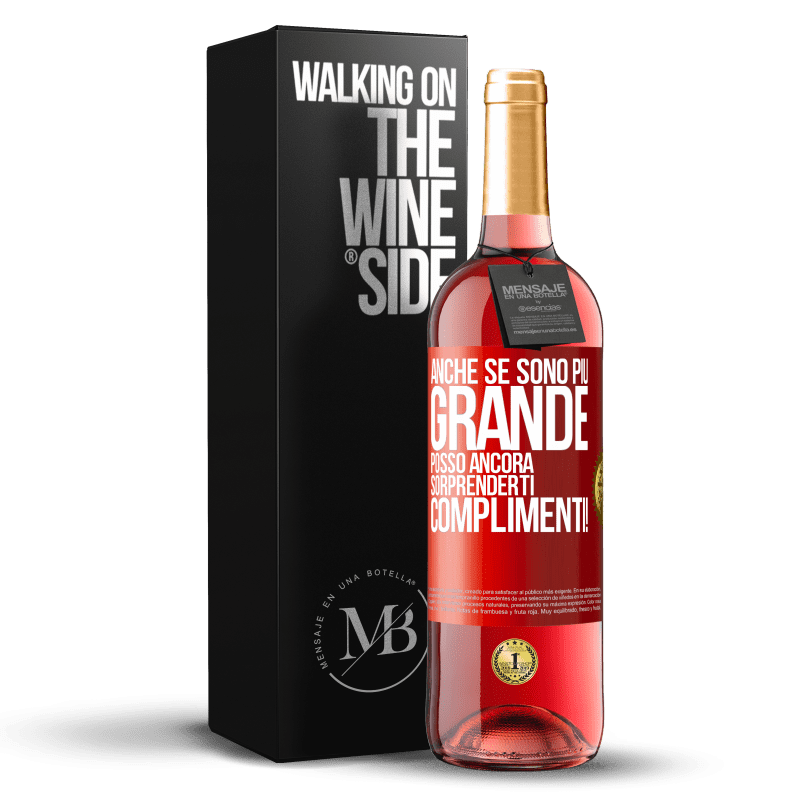 29,95 € Spedizione Gratuita | Vino rosato Edizione ROSÉ Anche se sono più grande, posso ancora sorprenderti. Complimenti! Etichetta Rossa. Etichetta personalizzabile Vino giovane Raccogliere 2024 Tempranillo