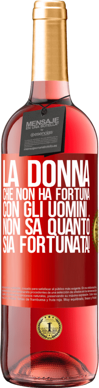 29,95 € Spedizione Gratuita | Vino rosato Edizione ROSÉ La donna che non ha fortuna con gli uomini ... non sa quanto sia fortunata! Etichetta Rossa. Etichetta personalizzabile Vino giovane Raccogliere 2025 Tempranillo