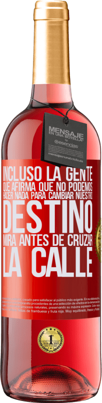 29,95 € | Vino Rosado Edición ROSÉ Incluso la gente que afirma que no podemos hacer nada para cambiar nuestro destino, mira antes de cruzar la calle Etiqueta Roja. Etiqueta personalizable Vino joven Cosecha 2025 Tempranillo