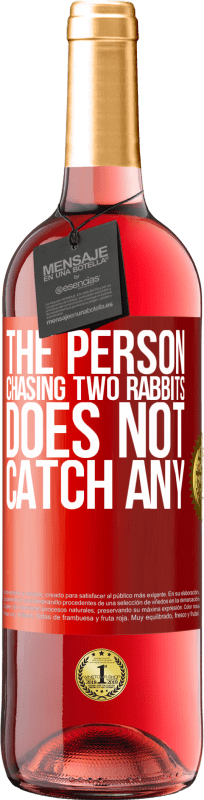 29,95 € 免费送货 | 桃红葡萄酒 ROSÉ版 追两只兔子的人没有抓到任何东西 红色标签. 可自定义的标签 青年酒 收成 2023 Tempranillo