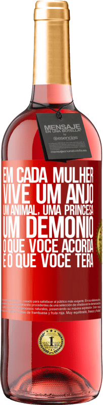 29,95 € Envio grátis | Vinho rosé Edição ROSÉ Em cada mulher vive um anjo, um animal, uma princesa, um demônio. O que você acorda é o que você terá Etiqueta Vermelha. Etiqueta personalizável Vinho jovem Colheita 2024 Tempranillo