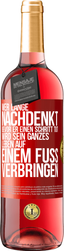 29,95 € | Roséwein ROSÉ Ausgabe Wer lange nachdenkt, bevor er einen Schritt tut, wird sein ganzes Leben auf einem Fuß verbringen Rote Markierung. Anpassbares Etikett Junger Wein Ernte 2024 Tempranillo