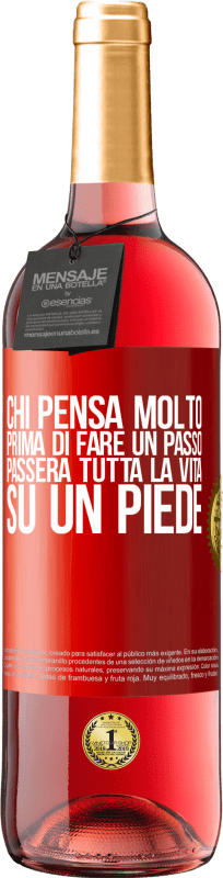 29,95 € | Vino rosato Edizione ROSÉ Chi pensa molto prima di fare un passo, passerà tutta la vita su un piede Etichetta Rossa. Etichetta personalizzabile Vino giovane Raccogliere 2024 Tempranillo