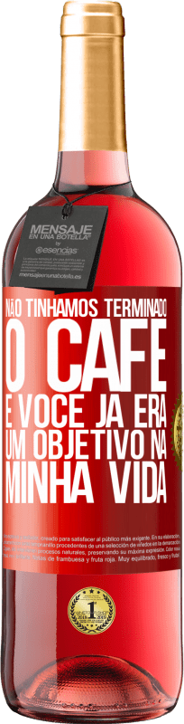 29,95 € | Vinho rosé Edição ROSÉ Não tínhamos terminado o café e você já era um objetivo na minha vida Etiqueta Vermelha. Etiqueta personalizável Vinho jovem Colheita 2024 Tempranillo