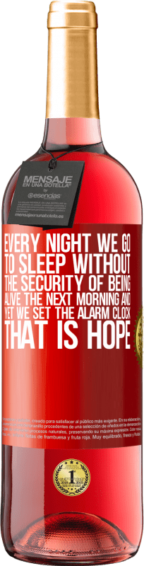 29,95 € 送料無料 | ロゼワイン ROSÉエディション 私たちは毎晩、翌朝生きているという安心感なしに眠りにつくが、それでも目覚まし時計をセットしている。それは希望です 赤いタグ. カスタマイズ可能なラベル 若いワイン 収穫 2023 Tempranillo
