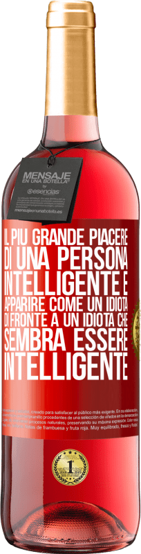 29,95 € | Vino rosato Edizione ROSÉ Il più grande piacere di una persona intelligente è apparire come un idiota di fronte a un idiota che sembra essere Etichetta Rossa. Etichetta personalizzabile Vino giovane Raccogliere 2024 Tempranillo