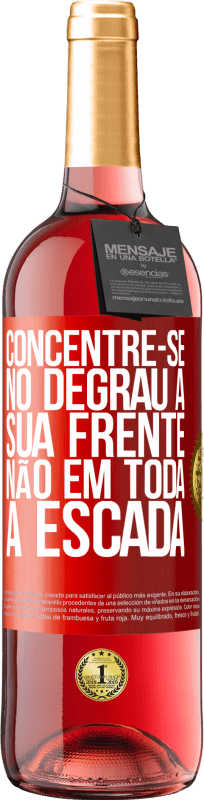 29,95 € | Vinho rosé Edição ROSÉ Concentre-se no degrau à sua frente, não em toda a escada Etiqueta Vermelha. Etiqueta personalizável Vinho jovem Colheita 2024 Tempranillo