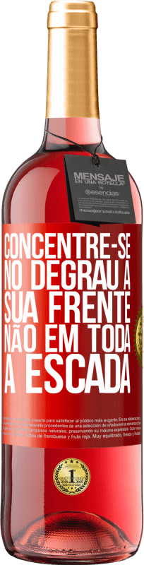 «Concentre-se no degrau à sua frente, não em toda a escada» Edição ROSÉ