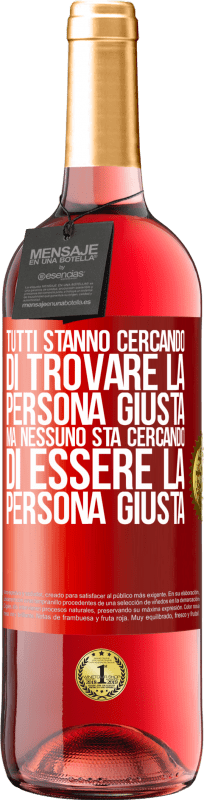 29,95 € | Vino rosato Edizione ROSÉ Tutti stanno cercando di trovare la persona giusta. Ma nessuno sta cercando di essere la persona giusta Etichetta Rossa. Etichetta personalizzabile Vino giovane Raccogliere 2024 Tempranillo