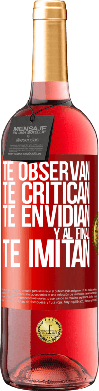 29,95 € | Vino Rosado Edición ROSÉ Te observan, te critican, te envidian… y al final, te imitan Etiqueta Roja. Etiqueta personalizable Vino joven Cosecha 2024 Tempranillo