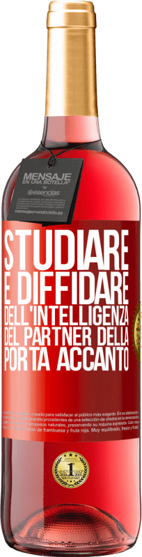 29,95 € | Vino rosato Edizione ROSÉ Studiare è diffidare dell'intelligenza del partner della porta accanto Etichetta Rossa. Etichetta personalizzabile Vino giovane Raccogliere 2024 Tempranillo