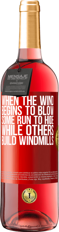 29,95 € | ロゼワイン ROSÉエディション 風が吹くと、隠れようとする人もいれば、風車を作る人もいます 赤いタグ. カスタマイズ可能なラベル 若いワイン 収穫 2023 Tempranillo