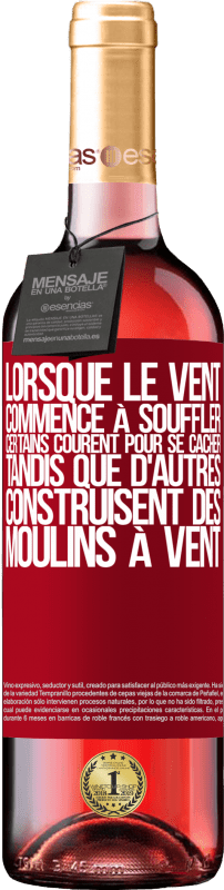 29,95 € Envoi gratuit | Vin rosé Édition ROSÉ Lorsque le vent commence à souffler, certains courent pour se cacher, tandis que d'autres construisent des moulins à vent Étiquette Rouge. Étiquette personnalisable Vin jeune Récolte 2025 Tempranillo