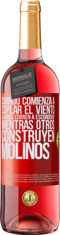 29,95 € | Vino Rosado Edición ROSÉ Cuando comienza a soplar el viento, algunos corren a esconderse, mientras otros construyen molinos Etiqueta Roja. Etiqueta personalizable Vino joven Cosecha 2024 Tempranillo