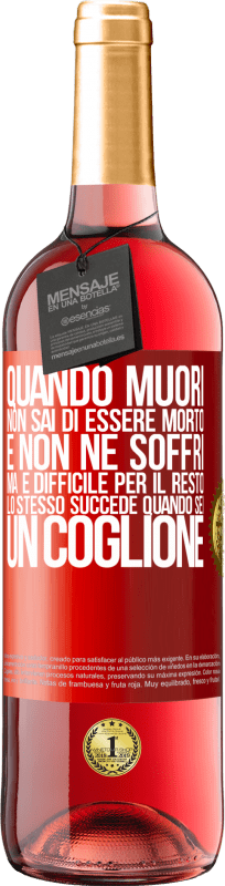 29,95 € Spedizione Gratuita | Vino rosato Edizione ROSÉ Quando muori, non sai di essere morto e non ne soffri, ma è difficile per il resto. Lo stesso succede quando sei un coglione Etichetta Rossa. Etichetta personalizzabile Vino giovane Raccogliere 2024 Tempranillo