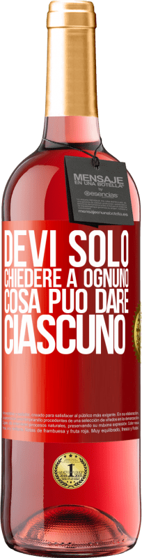 29,95 € | Vino rosato Edizione ROSÉ Devi solo chiedere a ognuno cosa può dare ciascuno Etichetta Rossa. Etichetta personalizzabile Vino giovane Raccogliere 2024 Tempranillo