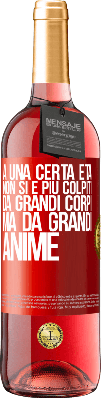 29,95 € Spedizione Gratuita | Vino rosato Edizione ROSÉ A una certa età non si è più colpiti da grandi corpi, ma da grandi anime Etichetta Rossa. Etichetta personalizzabile Vino giovane Raccogliere 2024 Tempranillo