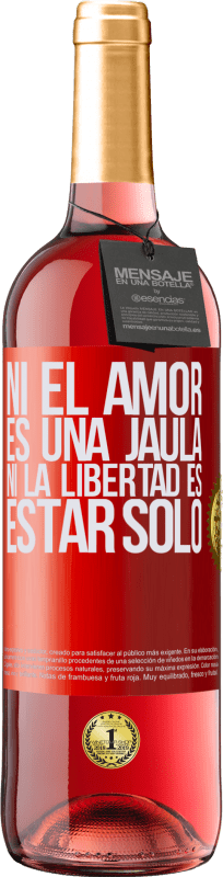 29,95 € Envío gratis | Vino Rosado Edición ROSÉ Ni el amor es una jaula, ni la libertad es estar solo Etiqueta Roja. Etiqueta personalizable Vino joven Cosecha 2025 Tempranillo