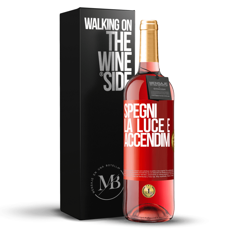 29,95 € Spedizione Gratuita | Vino rosato Edizione ROSÉ Spegni la luce e accendimi Etichetta Rossa. Etichetta personalizzabile Vino giovane Raccogliere 2024 Tempranillo