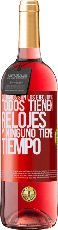 29,95 € | Vino Rosado Edición ROSÉ Que raros son los ejecutivos. Todos tienen relojes y ninguno tiene tiempo Etiqueta Roja. Etiqueta personalizable Vino joven Cosecha 2024 Tempranillo