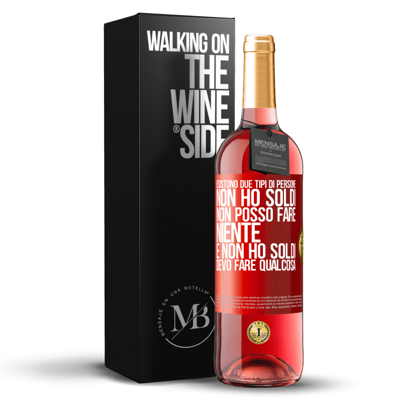 29,95 € Spedizione Gratuita | Vino rosato Edizione ROSÉ Esistono due tipi di persone. Non ho soldi, non posso fare niente e Non ho soldi, devo fare qualcosa Etichetta Rossa. Etichetta personalizzabile Vino giovane Raccogliere 2024 Tempranillo