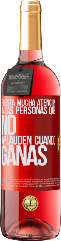 29,95 € Envío gratis | Vino Rosado Edición ROSÉ Presta mucha atención a las personas que no aplauden cuando ganas Etiqueta Roja. Etiqueta personalizable Vino joven Cosecha 2025 Tempranillo