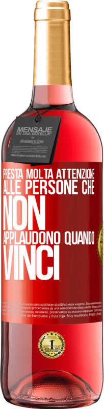 29,95 € | Vino rosato Edizione ROSÉ Presta molta attenzione alle persone che non applaudono quando vinci Etichetta Rossa. Etichetta personalizzabile Vino giovane Raccogliere 2024 Tempranillo