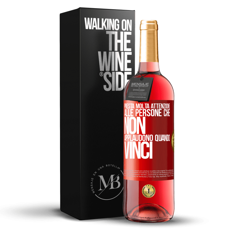 29,95 € Spedizione Gratuita | Vino rosato Edizione ROSÉ Presta molta attenzione alle persone che non applaudono quando vinci Etichetta Rossa. Etichetta personalizzabile Vino giovane Raccogliere 2025 Tempranillo