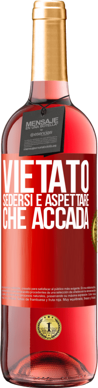 29,95 € | Vino rosato Edizione ROSÉ Vietato sedersi e aspettare che accada Etichetta Rossa. Etichetta personalizzabile Vino giovane Raccogliere 2024 Tempranillo