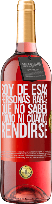 29,95 € | Vino Rosado Edición ROSÉ Soy de esas personas raras que no saben cómo ni cuándo rendirse Etiqueta Roja. Etiqueta personalizable Vino joven Cosecha 2024 Tempranillo