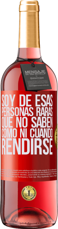 29,95 € | Vino Rosado Edición ROSÉ Soy de esas personas raras que no saben cómo ni cuándo rendirse Etiqueta Roja. Etiqueta personalizable Vino joven Cosecha 2025 Tempranillo