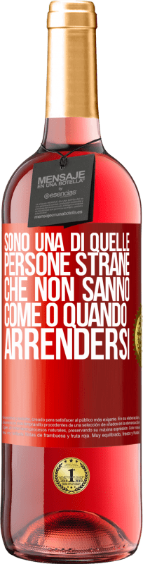 29,95 € | Vino rosato Edizione ROSÉ Sono una di quelle persone strane che non sanno come o quando arrendersi Etichetta Rossa. Etichetta personalizzabile Vino giovane Raccogliere 2024 Tempranillo