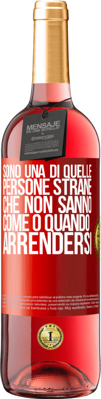 29,95 € | Vino rosato Edizione ROSÉ Sono una di quelle persone strane che non sanno come o quando arrendersi Etichetta Rossa. Etichetta personalizzabile Vino giovane Raccogliere 2025 Tempranillo
