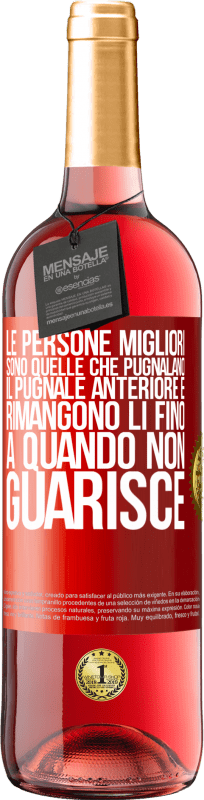 29,95 € Spedizione Gratuita | Vino rosato Edizione ROSÉ Le persone migliori sono quelle che pugnalano il pugnale anteriore e rimangono lì fino a quando non guarisce Etichetta Rossa. Etichetta personalizzabile Vino giovane Raccogliere 2024 Tempranillo