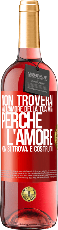 29,95 € | Vino rosato Edizione ROSÉ Non troverai mai l'amore della tua vita. Perché l'amore non si trova, è costruito Etichetta Rossa. Etichetta personalizzabile Vino giovane Raccogliere 2024 Tempranillo