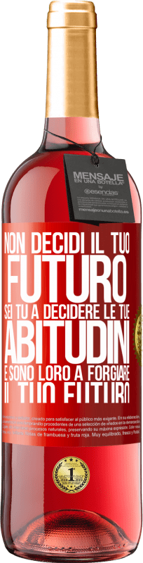 29,95 € | Vino rosato Edizione ROSÉ Non decidi il tuo futuro. Sei tu a decidere le tue abitudini e sono loro a forgiare il tuo futuro Etichetta Rossa. Etichetta personalizzabile Vino giovane Raccogliere 2024 Tempranillo